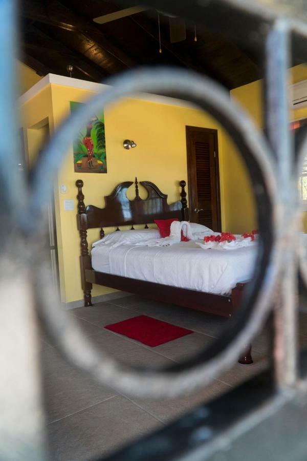 The White Horse Inn - Hopkins Village Beach Belize Eksteriør bilde