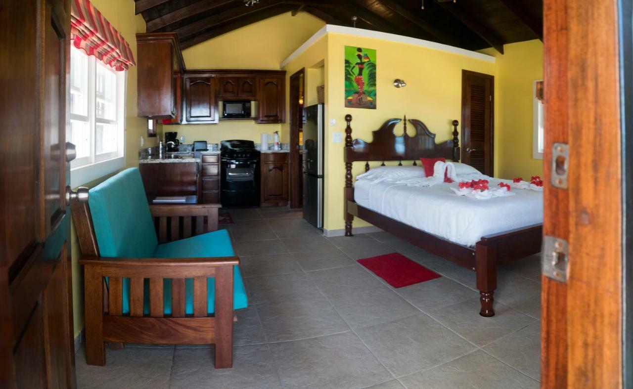 The White Horse Inn - Hopkins Village Beach Belize Eksteriør bilde